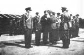 Northolt, 27. 9. 1940. Generál W.Sikorski dekoruje J. Františka válečným křížem.